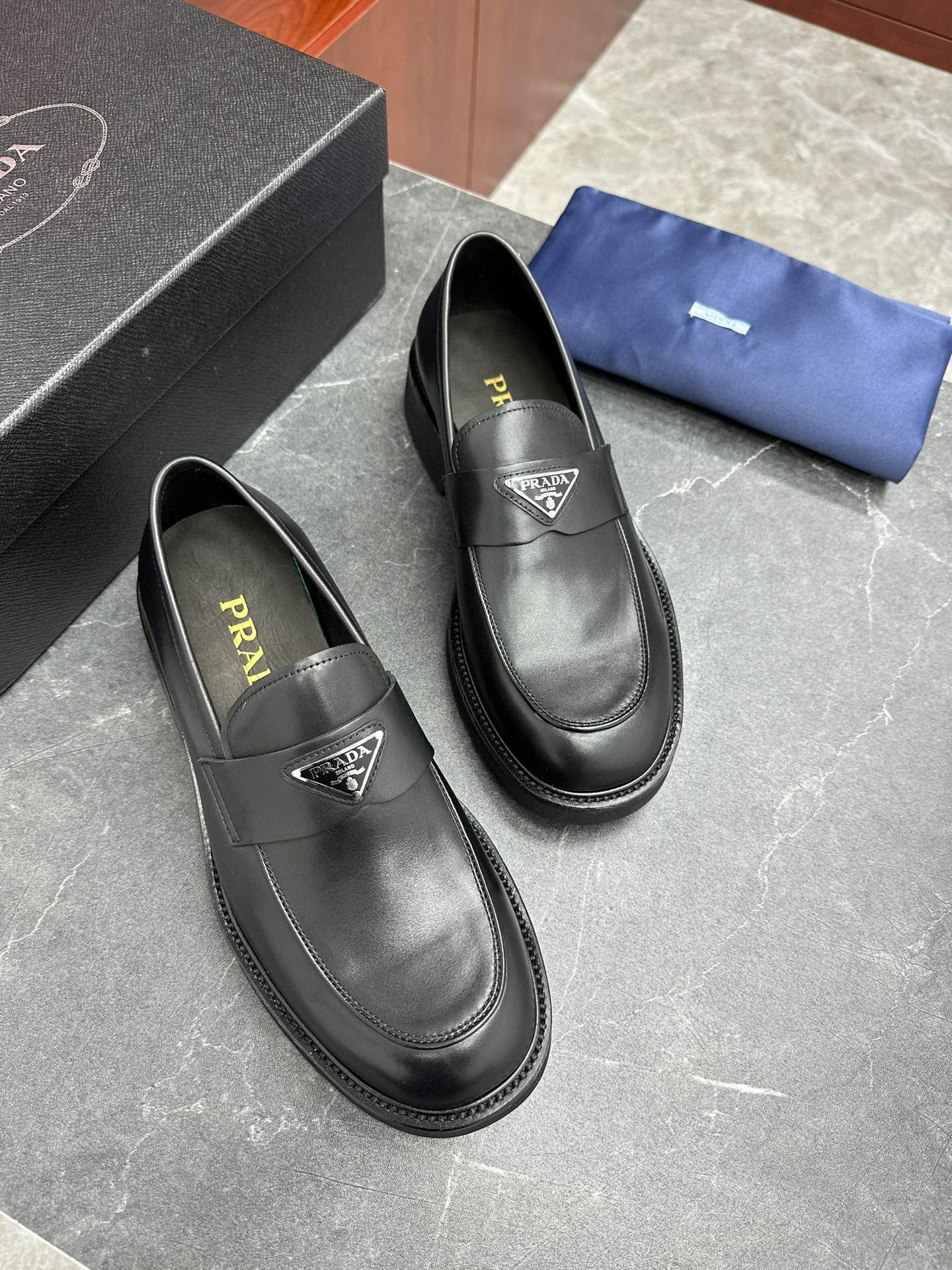 [PRADA] 프라다 브러시드 로퍼 남성용