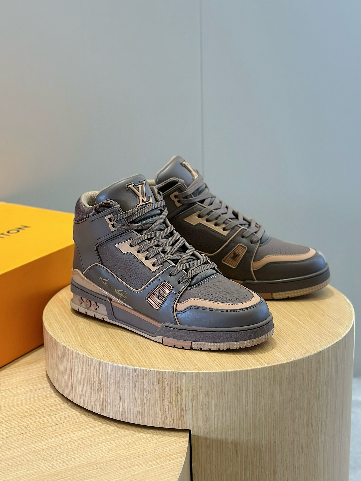 [LOUIS VUITTON] 루이비통 LV 트레이너 하이 스니커즈 남성용