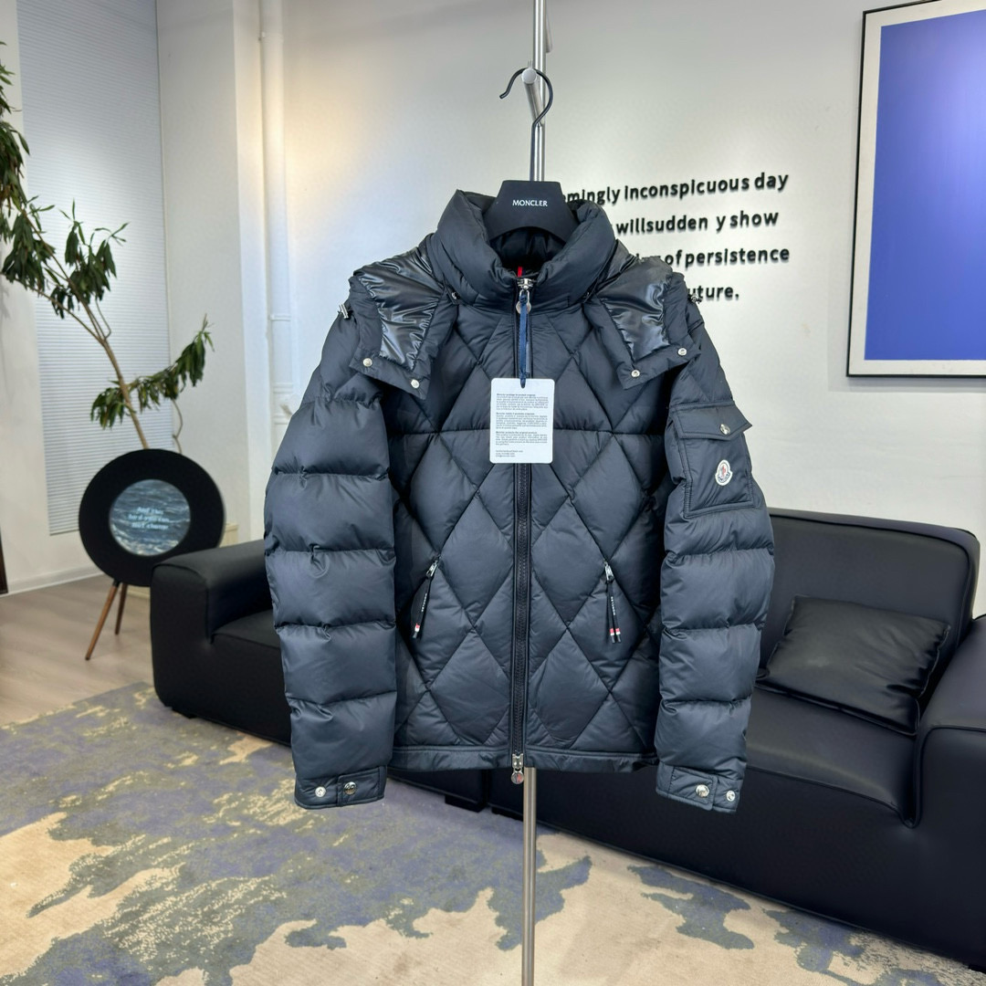 [MONCLER] 몽클레어 Averole 다운 숏패딩 블랙 남성용