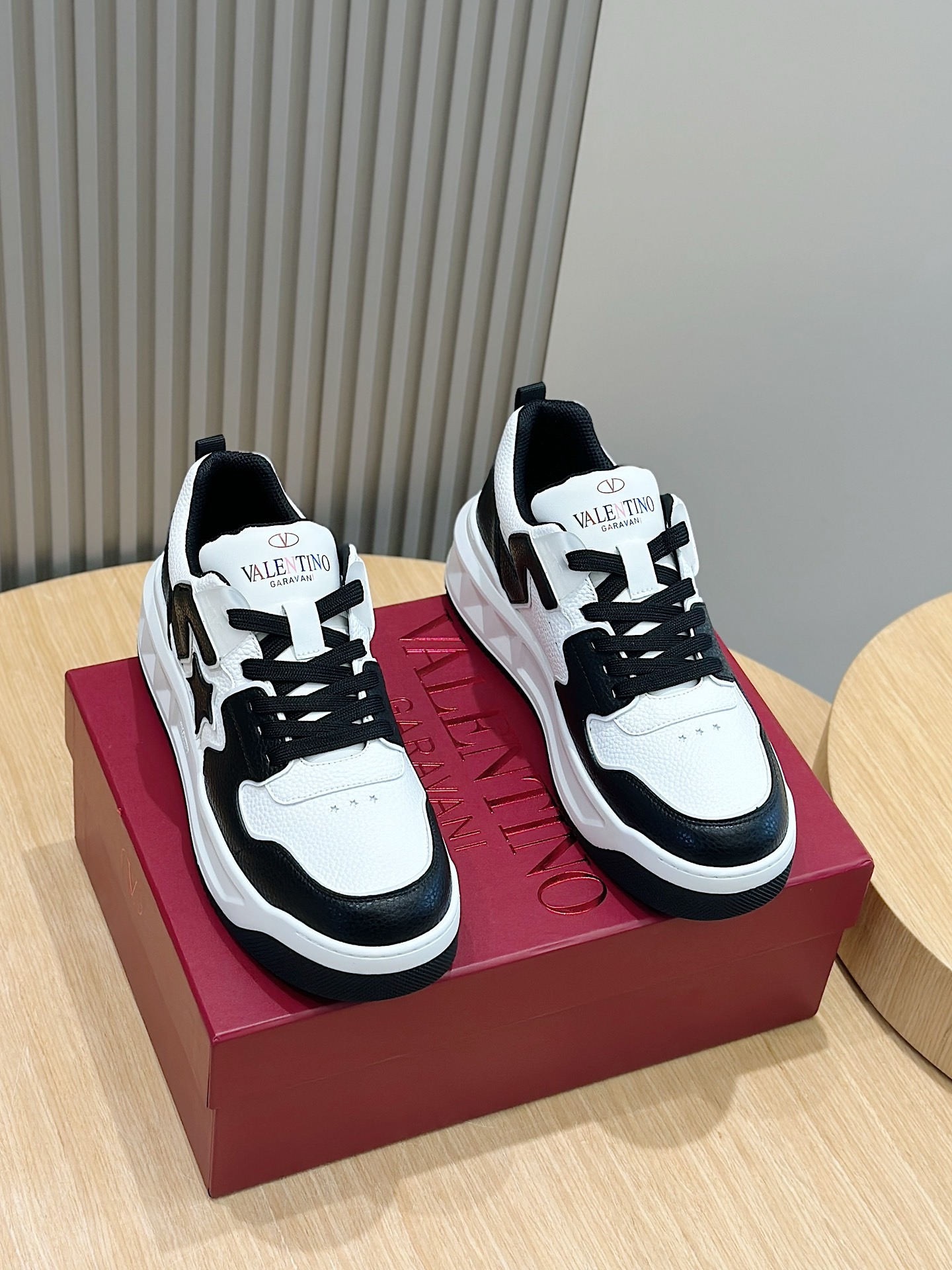 [VALENTINO] 발렌티노 원 스터드 스니커즈 남녀공용