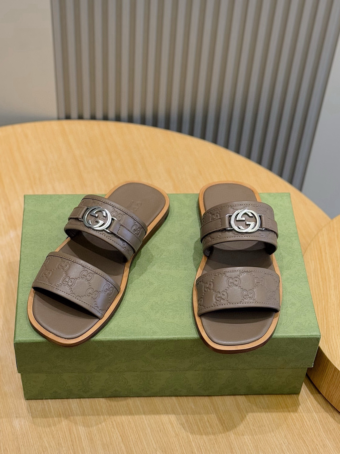 [GUCCI] 구찌 GG 인터로킹 샌들 남성용