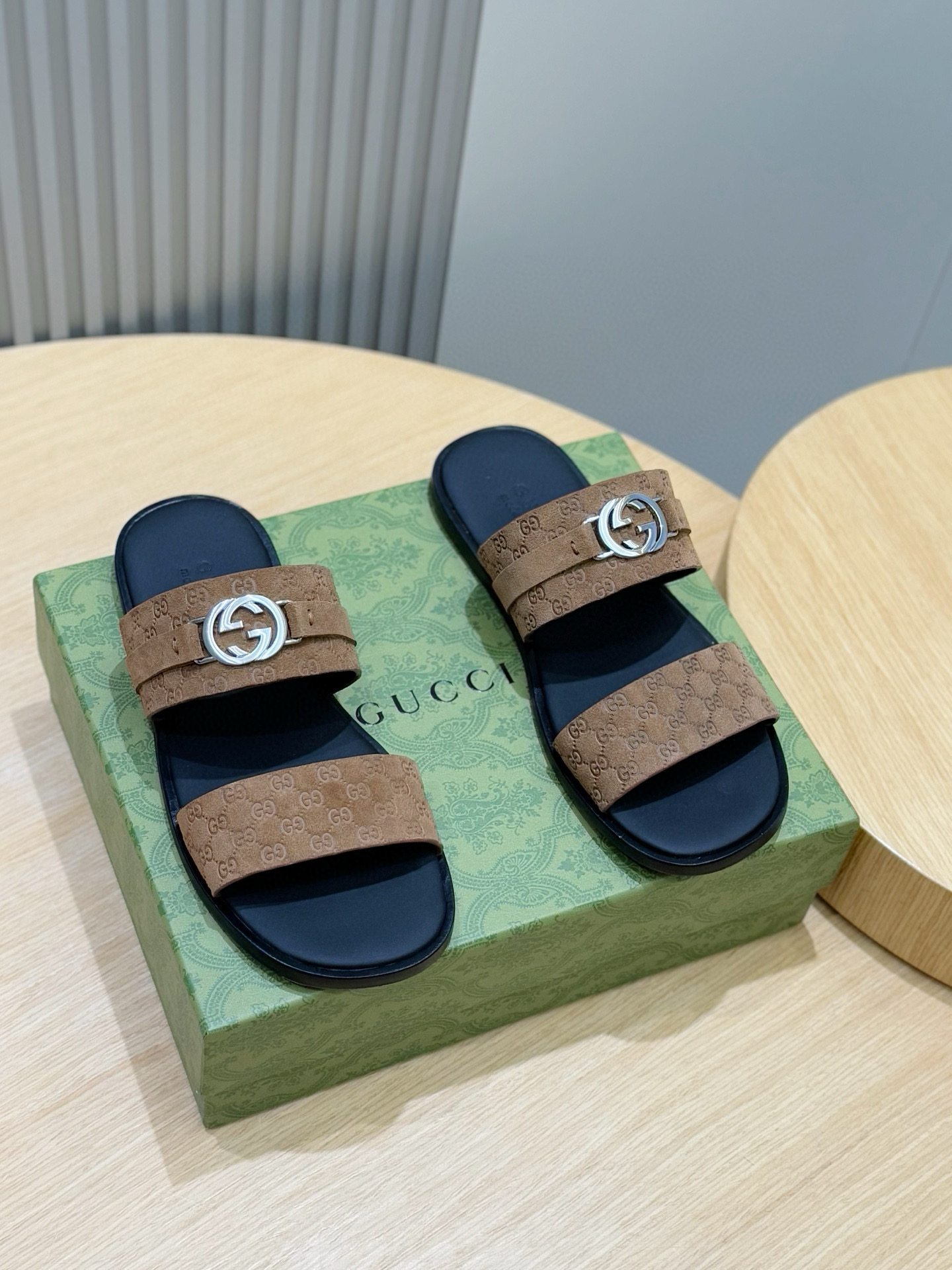 [GUCCI] 구찌 GG 인터로킹 샌들 남성용