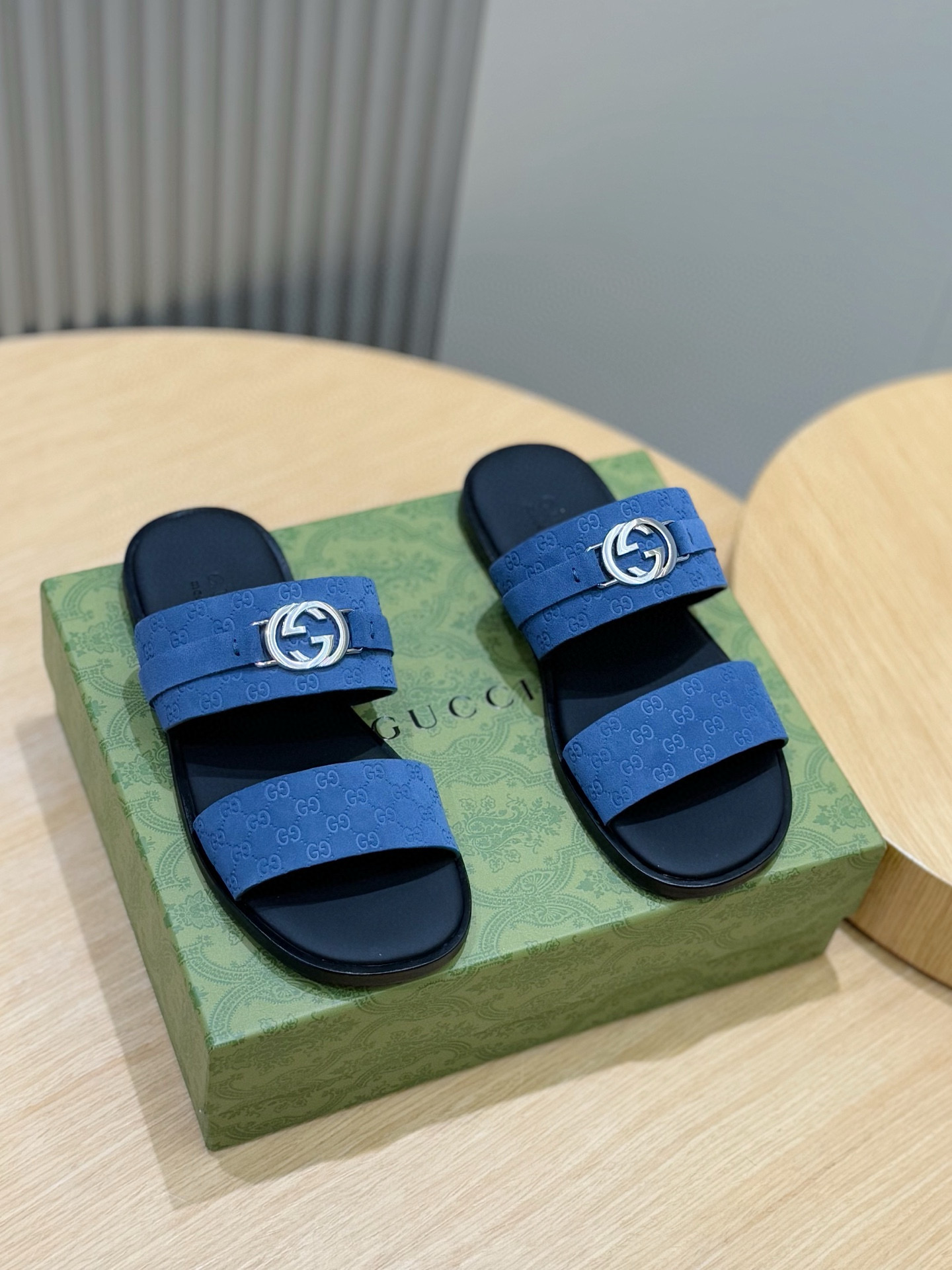 [GUCCI] 구찌 GG 인터로킹 샌들 남성용