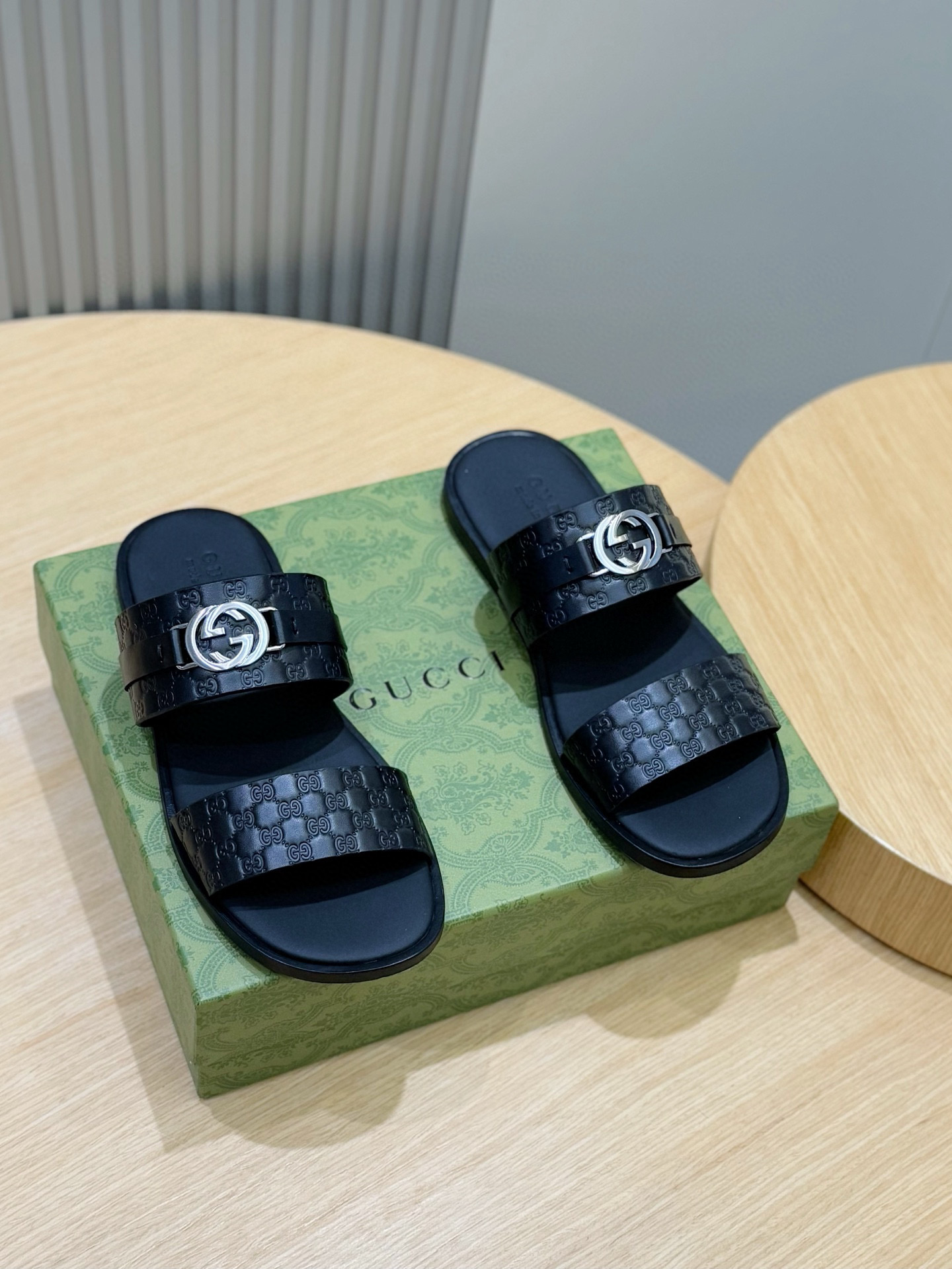[GUCCI] 구찌 GG 인터로킹 샌들 남성용