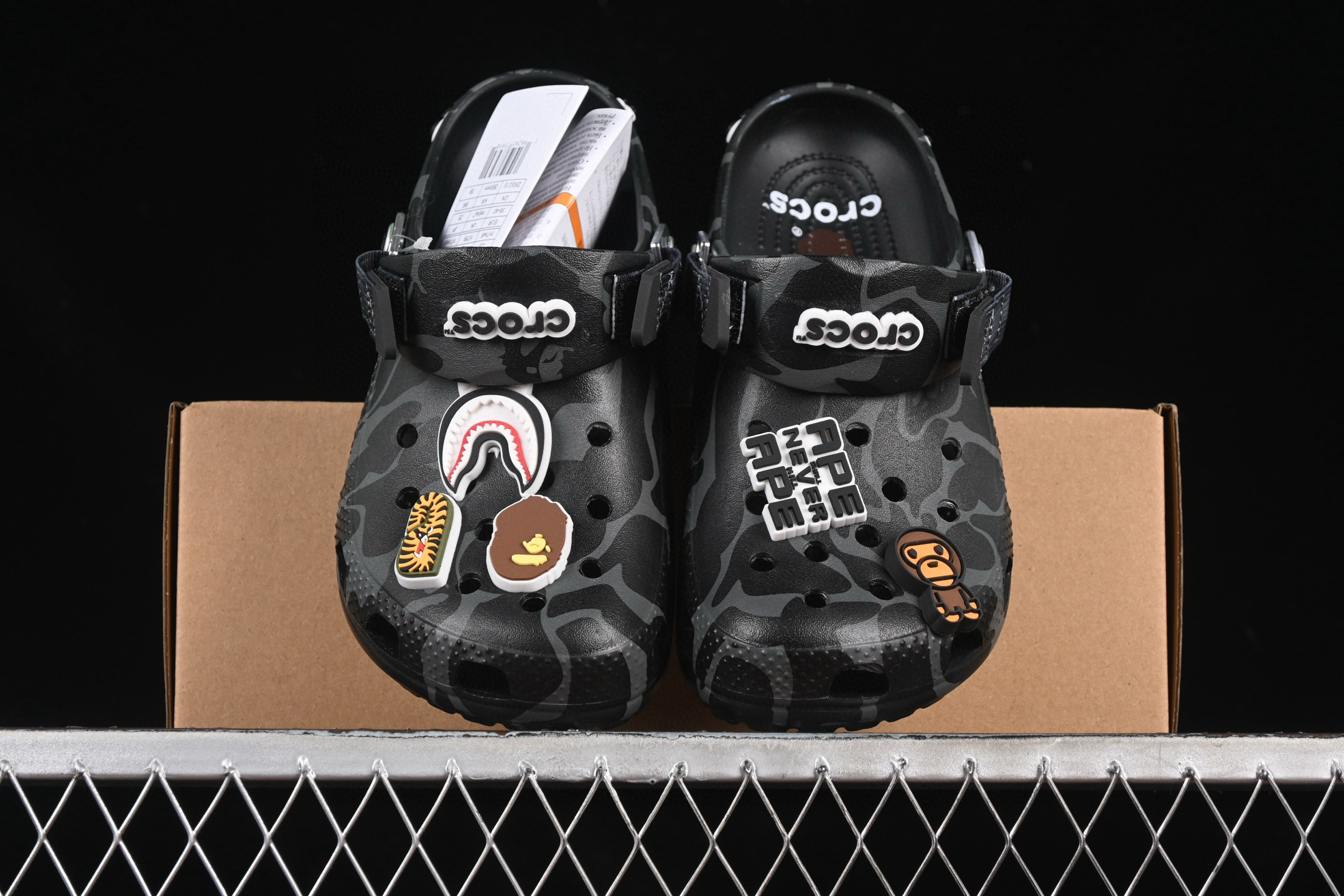 [Crocs] 베이프 x 크록스 클래식 클로그 블랙 209267-001 남녀공용